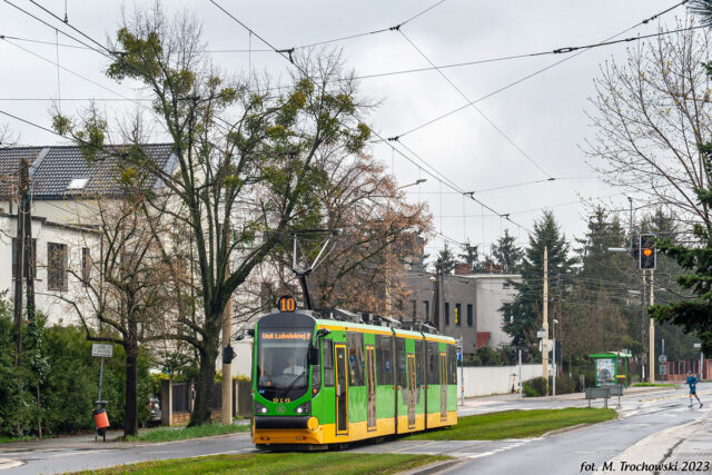 Na zdjęciu widoczny dwukierunkowy tramwaj Moderus Beta na linii 10