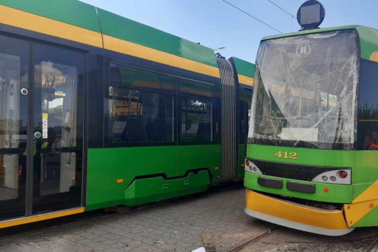 uszkodzone tramwaje po wypadku na ulicy hetmanskiej