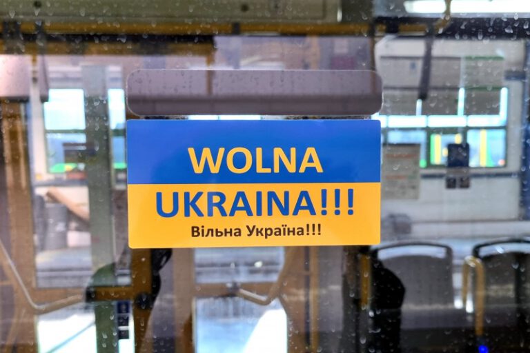 wolna ukraina - naklejka na tramwaju