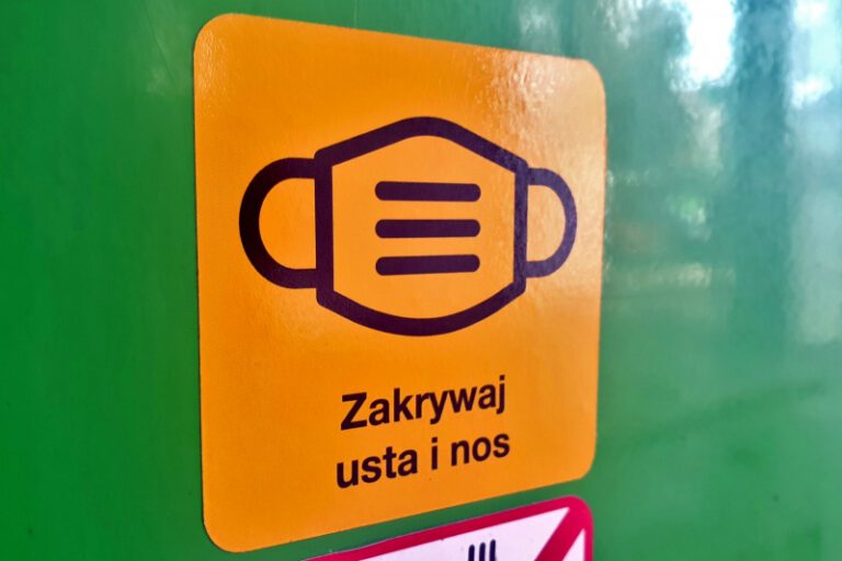 zakrywaj usta i nos - napis na piktogramie przy drzwiach tramwaju