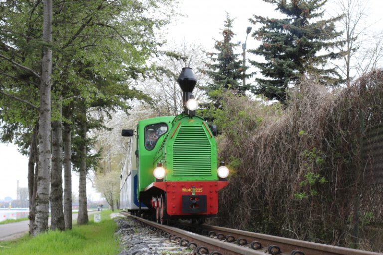 zielona lokomotywka na torze