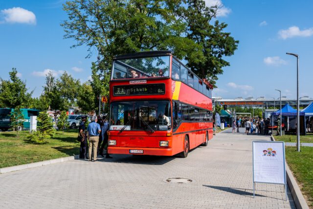 Linie turystyczne: Piętrowym autobusem linii 102 będzie można dojechać w sobotę na Piknik na Torze Poznań