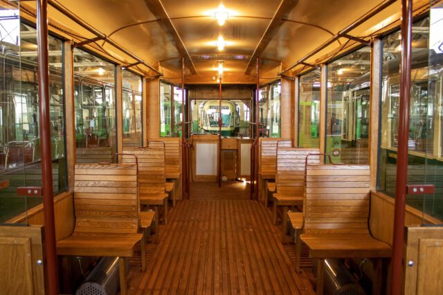 Wnętrze tramwaju KSW z drewnianymi siedzeniami i podłogą