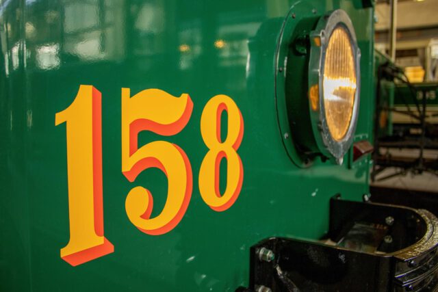 Numer 158 na zielonym wagonie