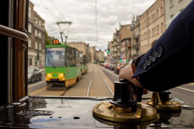 Widok na torowisko z kabiny tramwaju