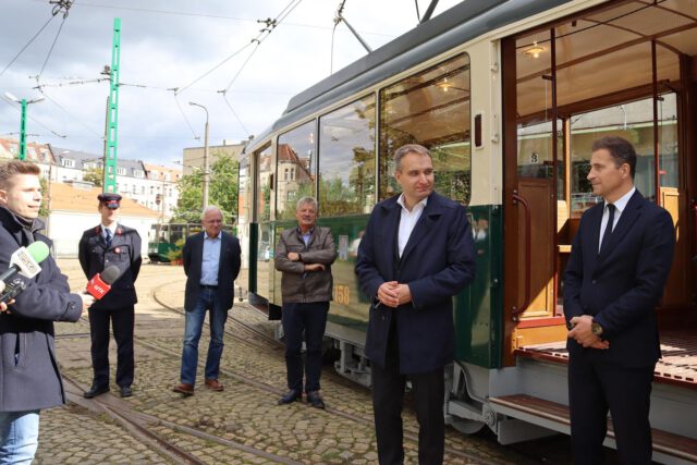 Mariusz Wiśniewski i Krzysztof Dostatni przemawiają przed tramwajem