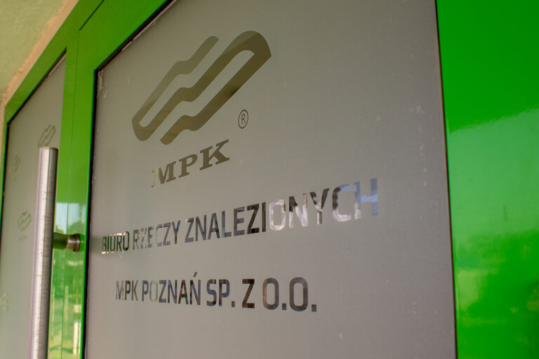 Drzwi, na których widoczny jest logotyp MPK Poznań oraz napis Biuro Rzeczy Znalezionych