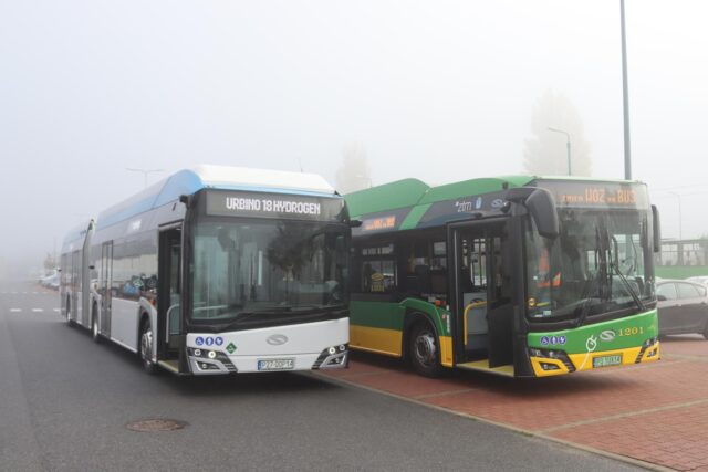 Dwa autobusy obok siebie - wodorowy i elektryczny