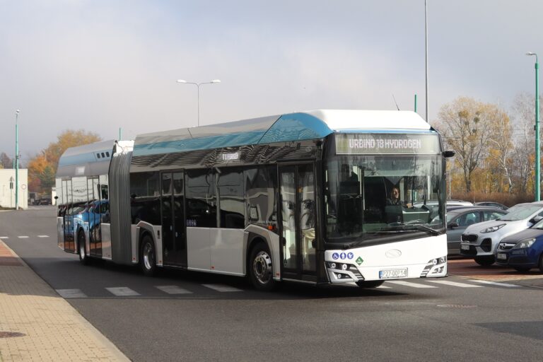 Biało niebieski autobus Solaris Urbino 18 hydrogen