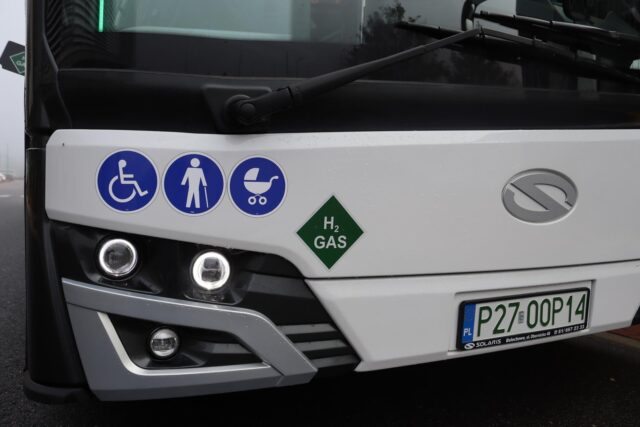 Naklejka z napisem H2 Gas z przodu pojazdu