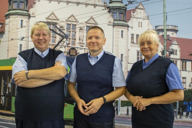 Pracownicy MPK Poznań w niebieskich koszulach i granatowych pulowerach