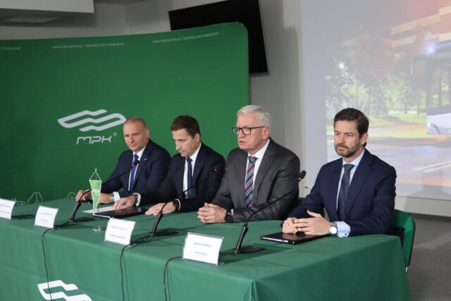 Przy stole z umowami od lewej Marek Grzybowski, Krzysztof Dostatni, Jacek Jaśkowiak i Javier Calleja