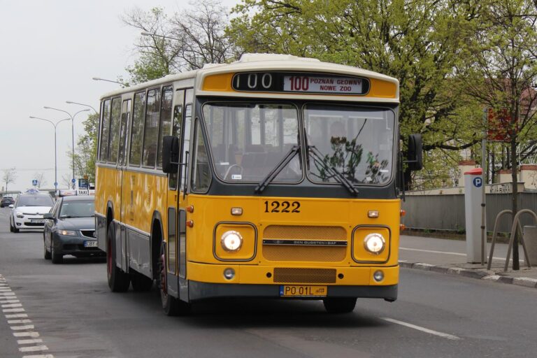 Żółty autobus Daf z numerem 1222