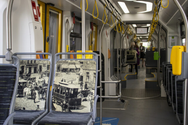 Czarno-białe zdjęcie na siedzeniach, w tle wnętrze tramwaju
