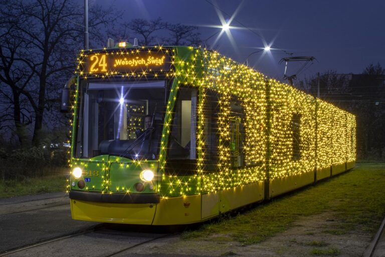 Tramwaj z numerem 24 i napisem Wesołych Świąt. Tysiące lampek tworzą gwiazdki na wagonie