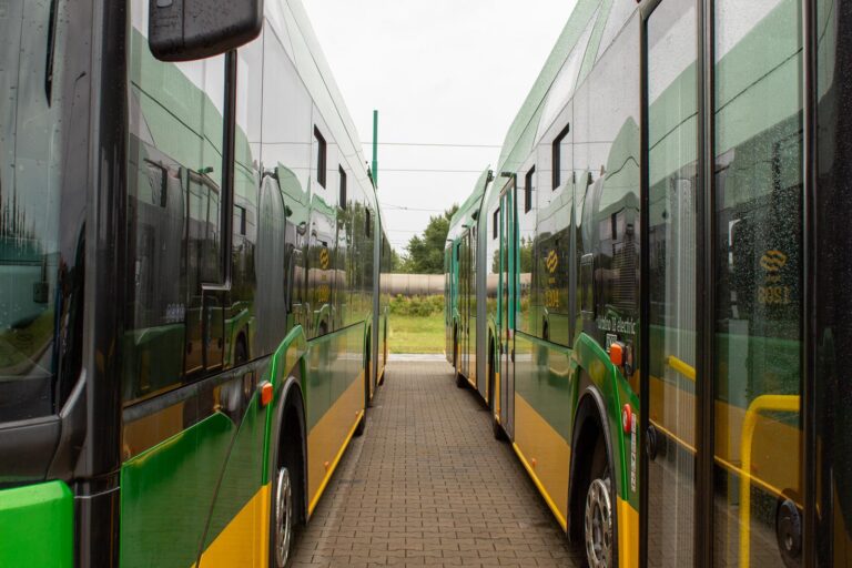 Na zdjęciu wąska przestrzeń pomiędzy dwoma zaparkowanymi autobusami