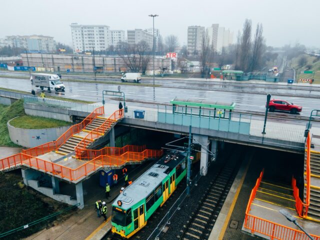 Tramwaj linii 3 na przystanku - widok z lotu ptaka