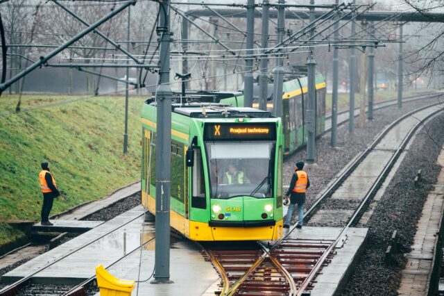 Tramwaj z napisem przejazd techniczny na torowisku