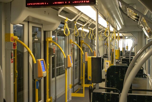 Wnętrze tramwaju Siemens Combino - widoczne siedzenia, poręcze, czytniki kart PEKA