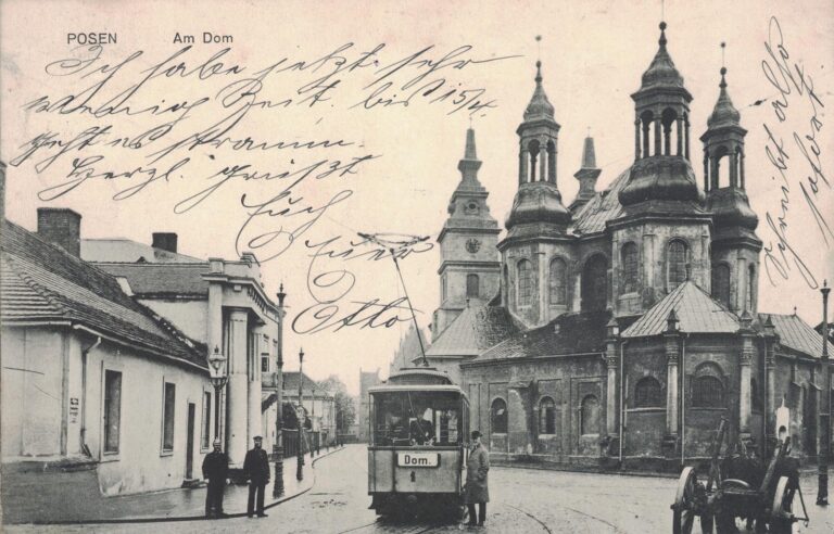 Tramwaj przy katedrze - czarno-biała pocztówka z odręcznymi napisami