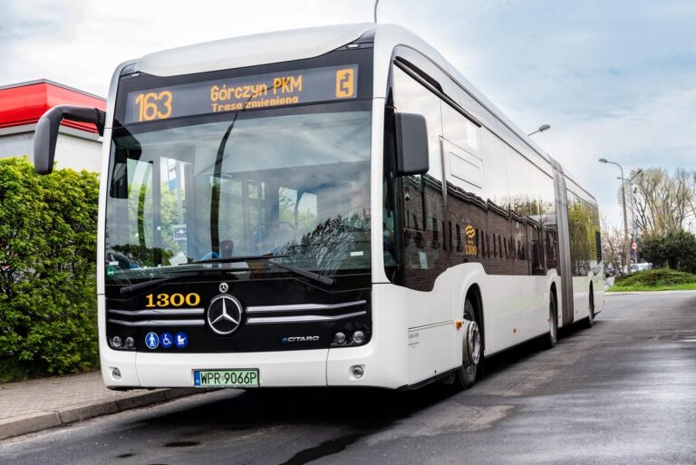 Biały autobus Mercedes eCitaro na rondzie Śródka