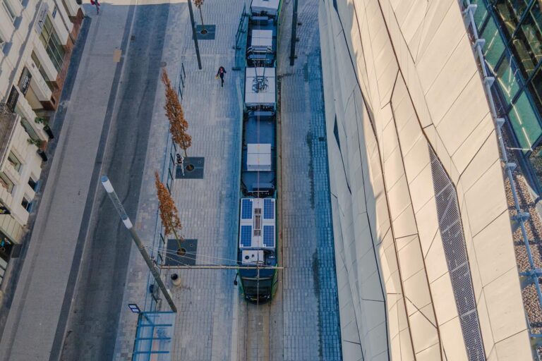 Widok z lotu ptaka. W centralnym miejscu dach tramwaju z panelami fotowoltaicznymi