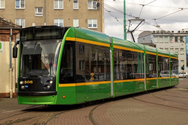 Zielono-żółty tramwaj z numerem 505
