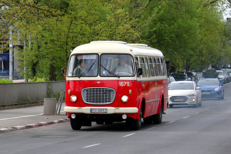 Czerwony autobus - tak zwany ogórek
