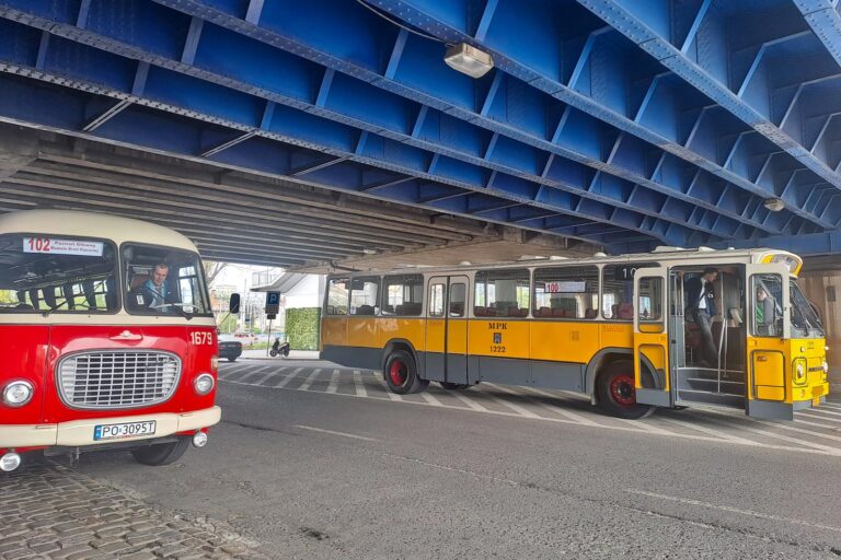 Czerwony autobus Jelcz oraz żółty DAF na postoju