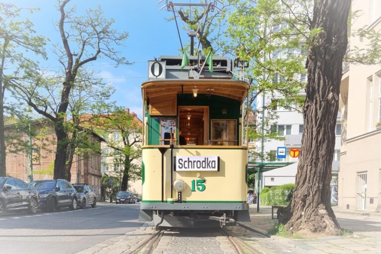 Historyczny tramwaj typu I na przystanku Gajowa Stare Zoo