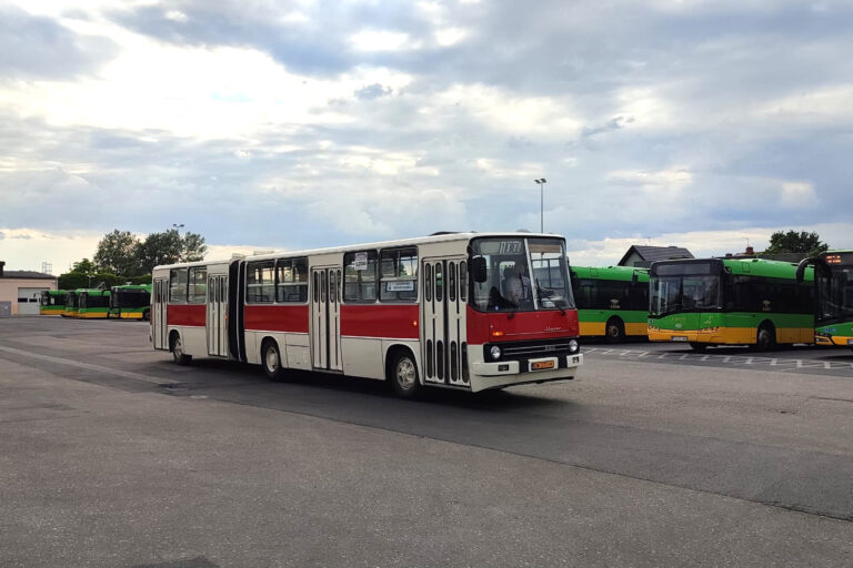 Kremowo-czerwony autobus Ikarus, w tle - inne autobusy MPK Poznań