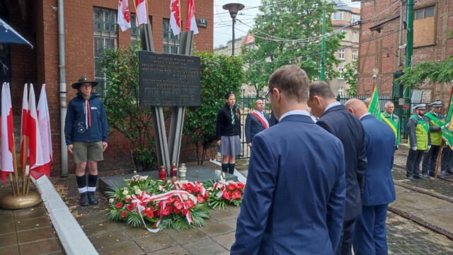 Zarząd MPK Poznań składa wiązanki przy pomniku przy bramie zajezdni Gajowa