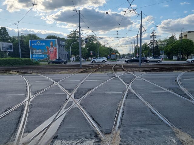 Wymiana szyn na skrzyżowaniu ulic Kórnickiej i Jana Pawła II