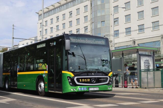 Autobus z napisem Mercedes-Benz Conecto