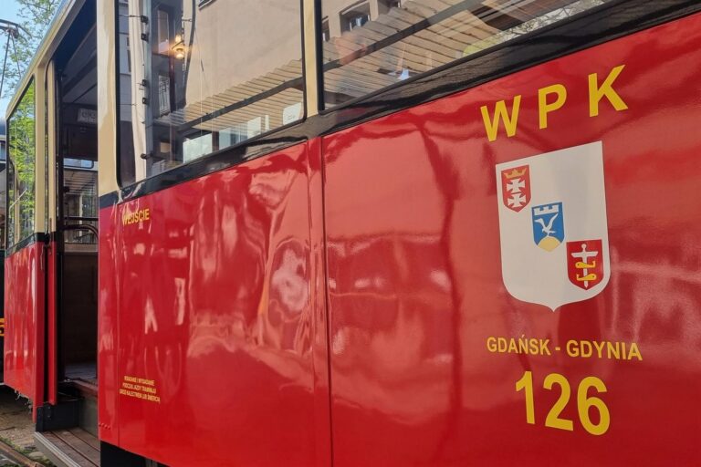 Bok czerwonego wagonu tramwajowego. Widoczne napisy WPK Gdańsk Gdynia i numer 126