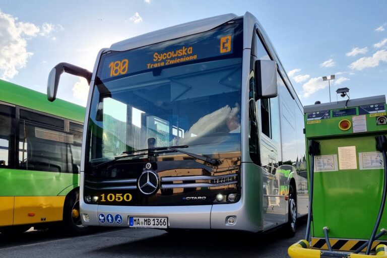 Srebrny autobus Mercedes eCitaro w zajezdni Kacza
