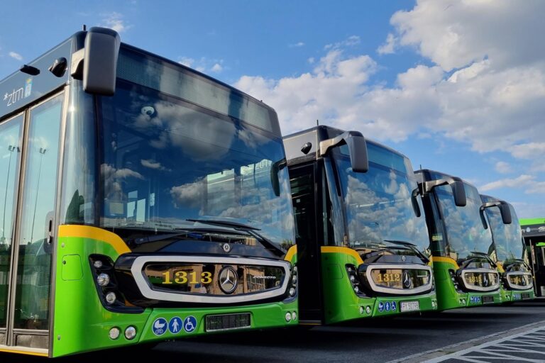 Szereg nowych autobusów Conecto ustawionych na terenie zajezdni