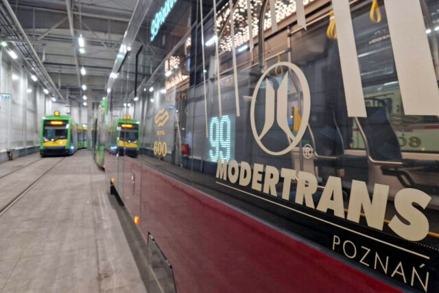 Bordowy tramwaj z napisem Modertrans Poznań w hali zajezdni