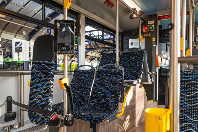 Wnętrze autobusu wodorowego - widoczne granatowo-niebieskie fotele