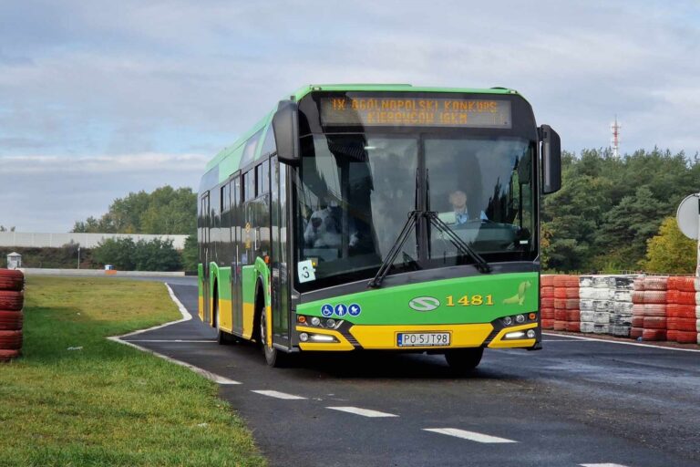 Autobus z napisem IX Ogólnopolski Konkurs Kierowców Komunikacji Miejskiej IGKM