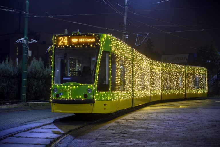 Ozdobiony lampkami, rozświetlony tramwaj linii 24