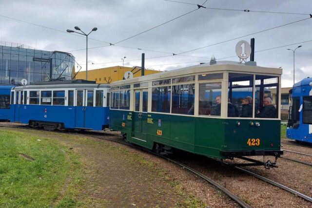 Skład złożony z dwóch wagonów - niebieskiego z numerem 43 i zielonego z numerem 423