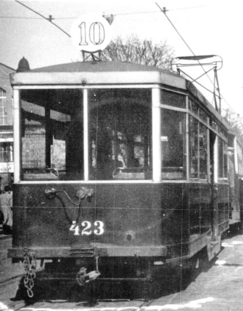 Stara, czarno-biała fotografia wagonu z numerem 423