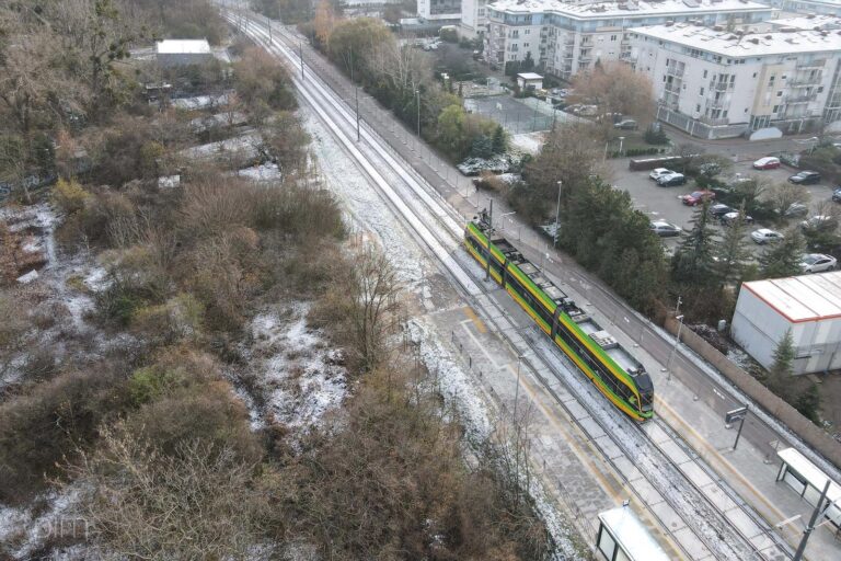 Tramwaj na nowym torowisku na trasie kórnickiej - widok z lotu ptaka