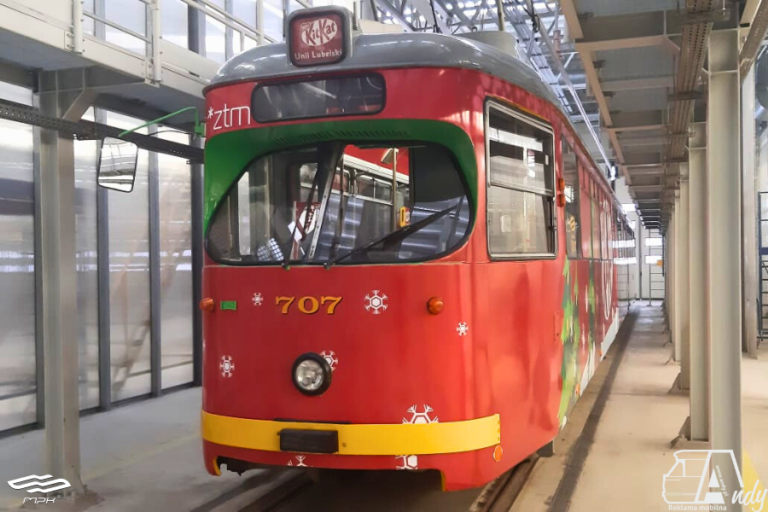 Czerwony tramwaj z numerem 707 i logotypem KitKat
