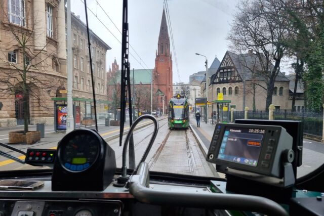 Widok z kabiny motorniczego na torowisko na ulicy Fredry, na którym stoi tramwaj Moderus Gamma