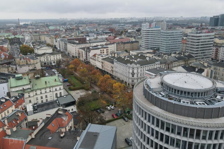 Widok z lotu ptaka na centrum Poznania, widoczny Okrąglak