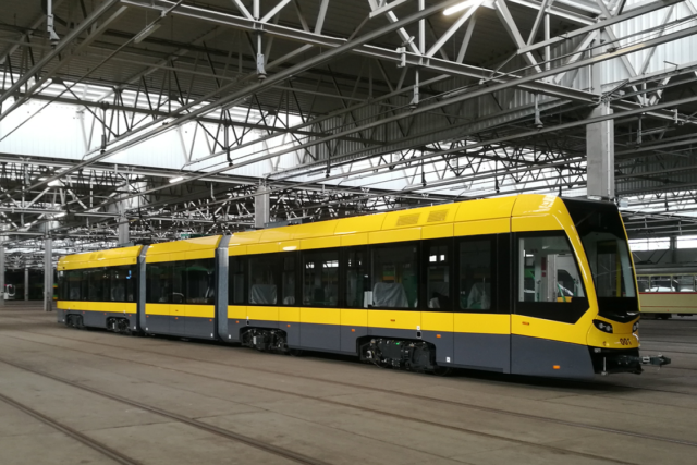 Stadler Polska: Tramwaj TANGO NF3 dla Sarajewa na jazdach testowych w Poznaniu