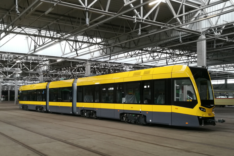Żółty tramwaj TANGO NF3 dla Sarajewa w hali