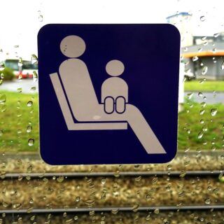 Piktogram wskazujący miejsce siedzące dla osób podróżujących z małym dzieckiem